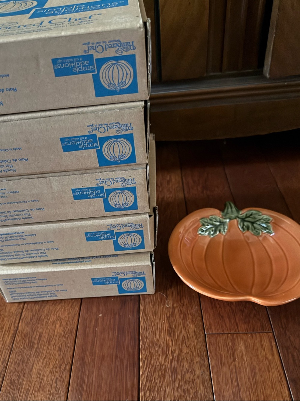 Ceramic Pumpkin Serving Dish with Leaf Detail - Orange